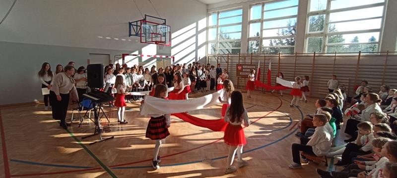 Szkoła do hymnu oraz Narodowe Święto Niepodległości